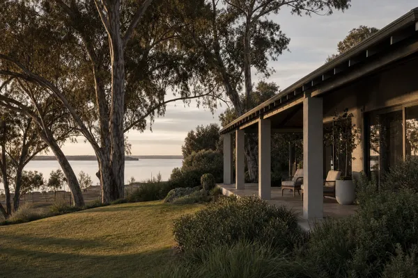 Established home overlooking the Peel estuary foreshore at Erskine